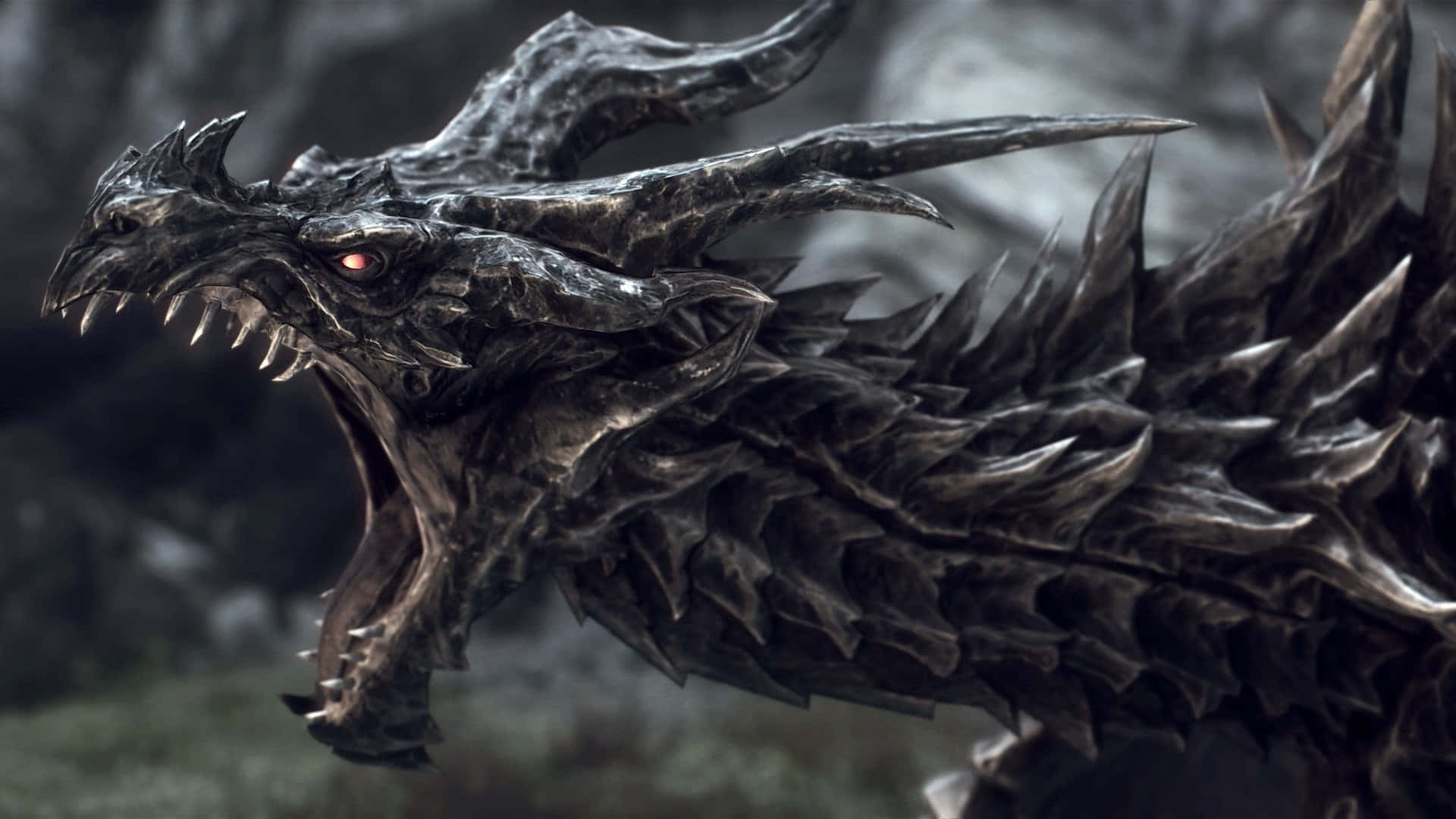 Skyrim Alduin 桌布 壁紙 — 一隻帶有發光紅眼的威脅性暗金屬龍在霧氣繚繞的岩石背景下猛烈咆哮。