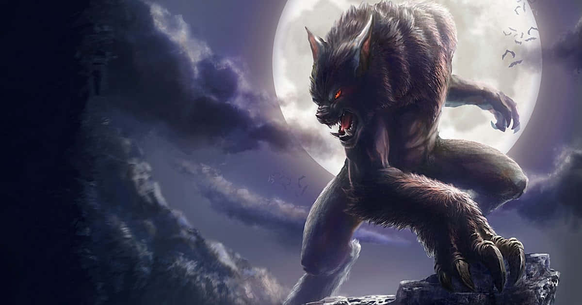 Mythical Wolf 桌布 壁紙 — 一隻帶有發光紅眼的威脅性狼人站在滿月下的岩石懸崖上，蝙蝠在烏雲中飛翔。