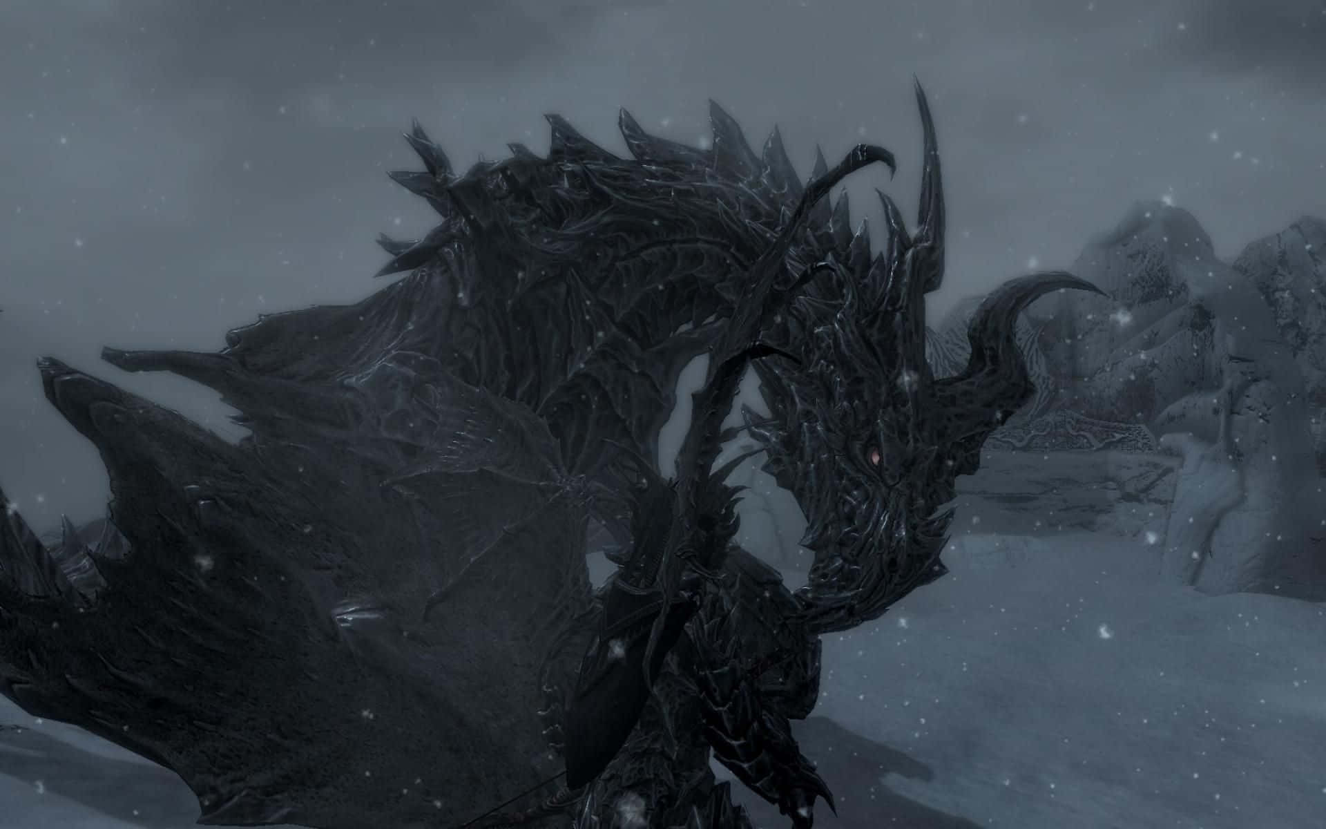Skyrim Alduin 桌布 壁紙 — 一隻帶有發光紅眼的威脅性黑龍，站在灰色天空下白雪覆蓋的山地景觀中。