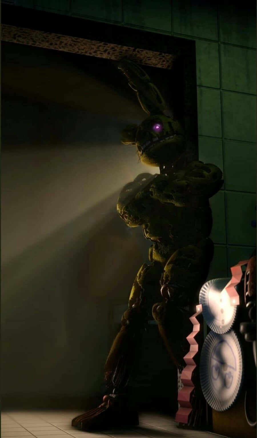 Springtrap 桌布 壁紙 — 一隻帶有發光紫色眼睛的威脅性電子動畫兔子站在昏暗的門口，投下長長的陰影。