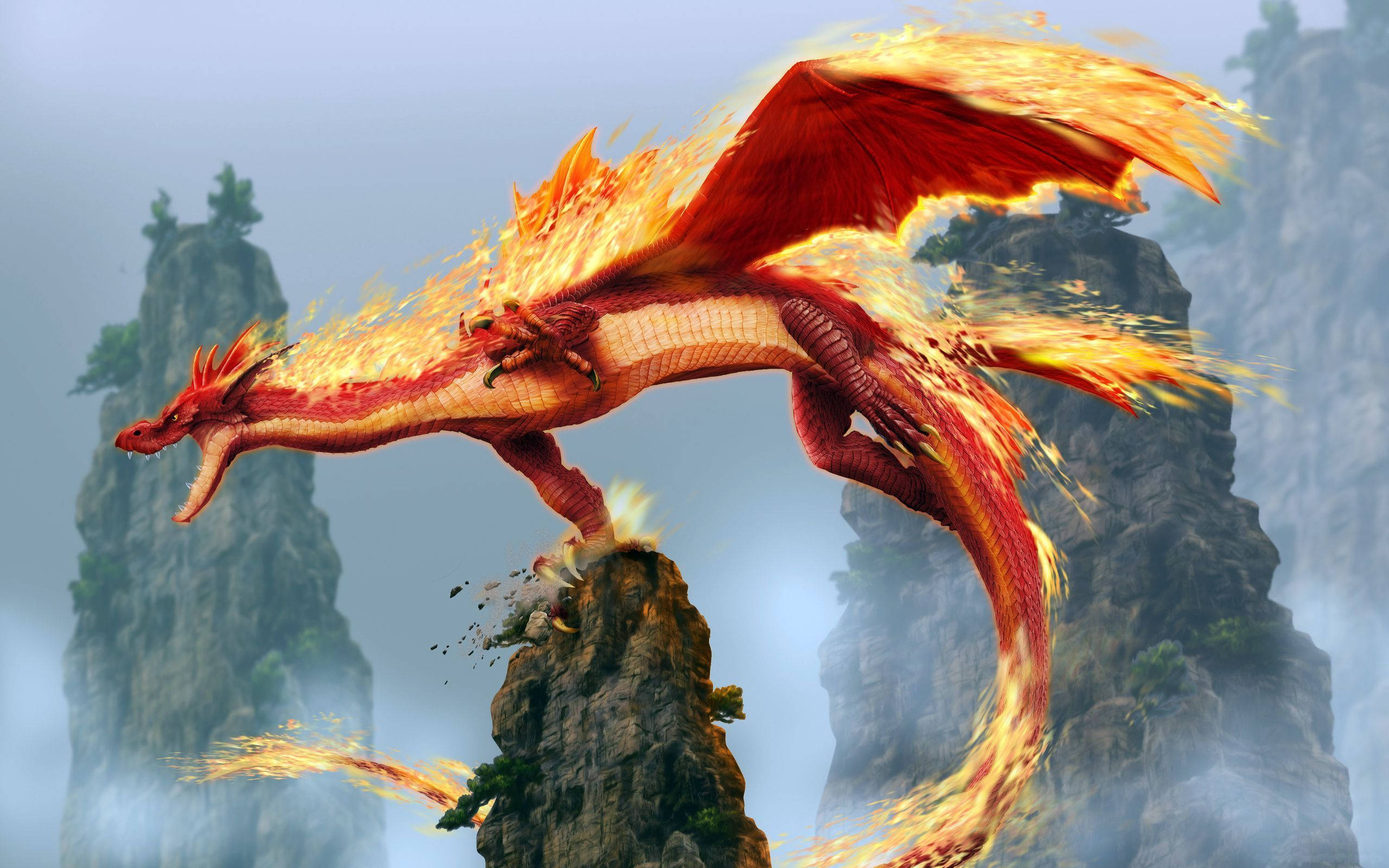 Japanese Dragon Pc 桌布 壁紙 — 一隻帶有發光翅膀的火紅巨龍在煙霧繚繞、被火焰吞噬的山峰上威嚴地翱翔。