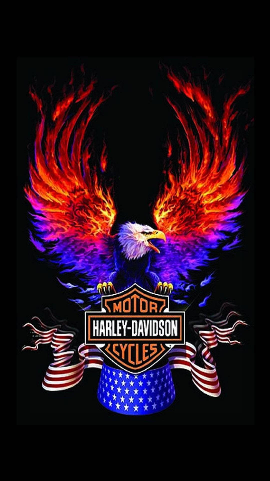 Harley Davidson Logo 桌布 壁紙 — 一隻帶有紅色、橙色和紫色火焰的火鷹在包裹著美國國旗絲帶的哈雷戴維森標誌上方展開翅膀。