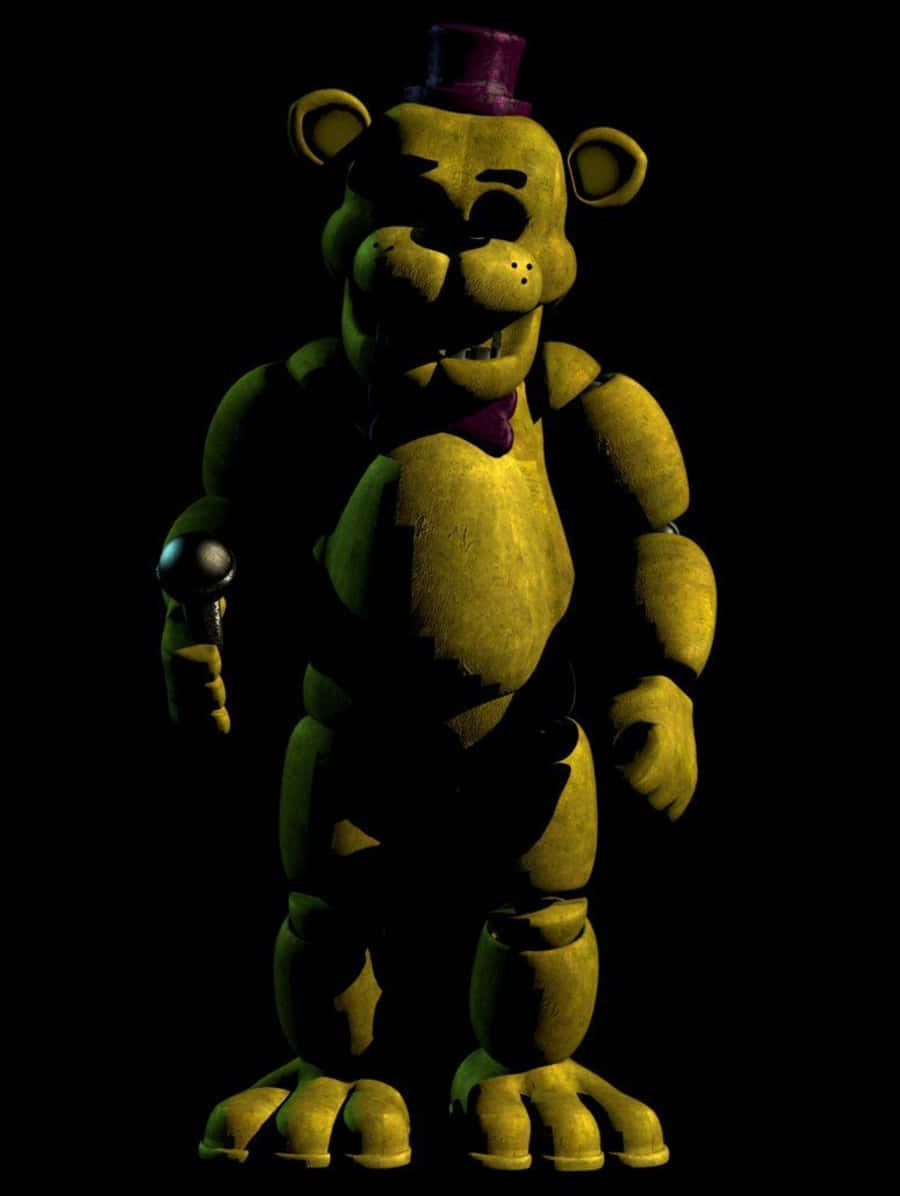 Golden Freddy 桌布 壁紙 — 一隻帶有紫色高帽和領結的威脅性黃色機械熊在黑暗中站立，手持麥克風。