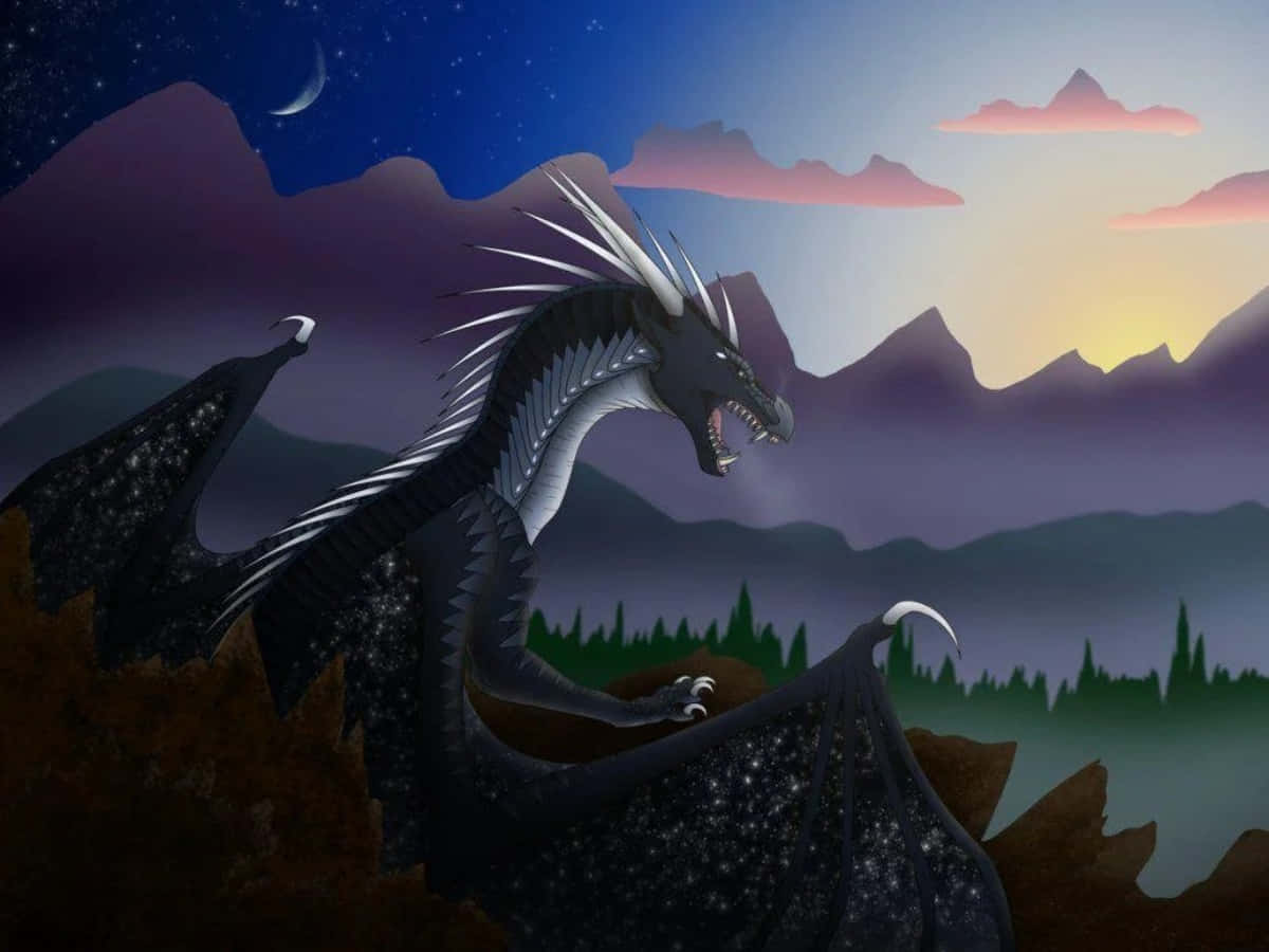 Wings Of Fire 桌布 壁紙 — 一隻帶有銀色尖刺的雄偉黑龍在黃昏時棲息在懸崖上，翅膀展開，映襯著星空和山巒起伏的地平線。