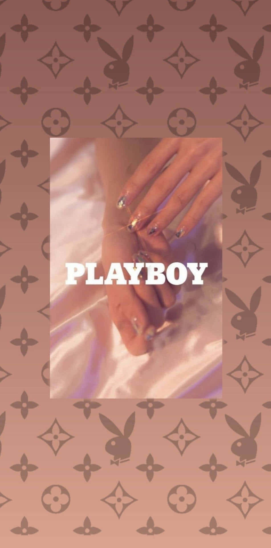 Playboy Aesthetic 桌布 壁紙 — 一隻帶有閃粉指甲的手放在緞面布料上，布料上疊加了一個Playboy標誌，背景是重複的Louis Vuitton字母組合圖案。
