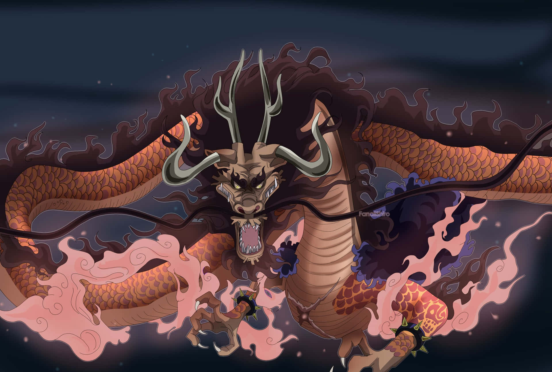 kaido 桌布 壁紙 — 一隻帶有鹿角、噴著火焰的兇猛動漫龍，在黑暗的星空下佔據主導地位，周圍環繞著旋轉的粉紅色煙霧。