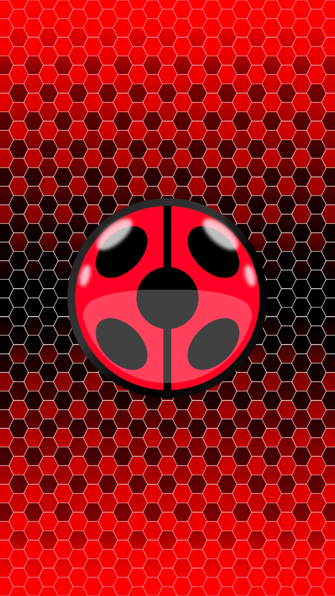 ladybug 桌布 壁紙 — 一隻帶有黑色斑點的亮紅色瓢蟲，居中在漸變紅色六邊形圖案背景上。