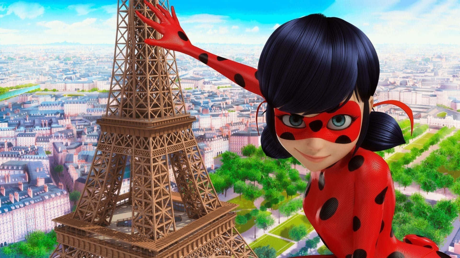 ladybug 桌布 壁紙 — 一隻快樂嘅瓢蟲超級英雄，紅色同黑色斑點，喺俯瞰巴黎嘅艾菲爾鐵塔旁邊揮手。
