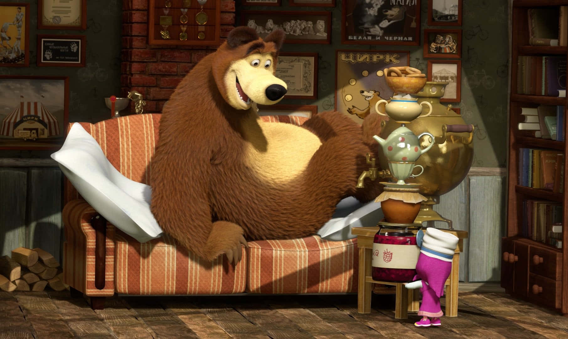 Masha And The Bear 桌布 壁紙 — 一隻快樂的動畫棕熊在一個充滿書籍和茶炊的舒適鄉村風格房間裡，躺在一張條紋沙發上休息。