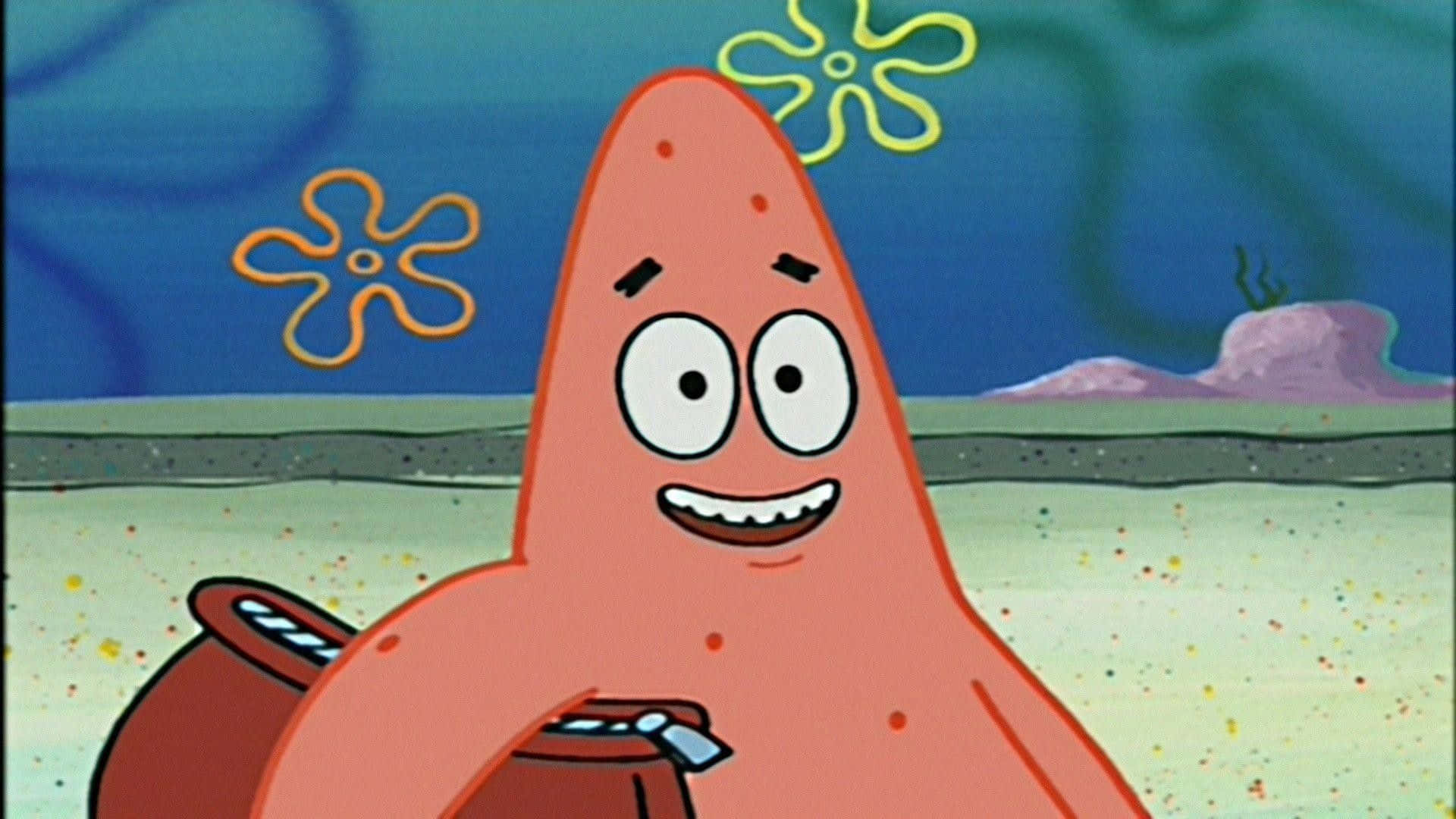 Funny Patrick 桌布 壁紙 — 一隻快樂的粉紅色海星，有大眼睛和燦爛的笑容，在水下拿著一個棕色水桶，旁邊是色彩繽紛的海中植物。