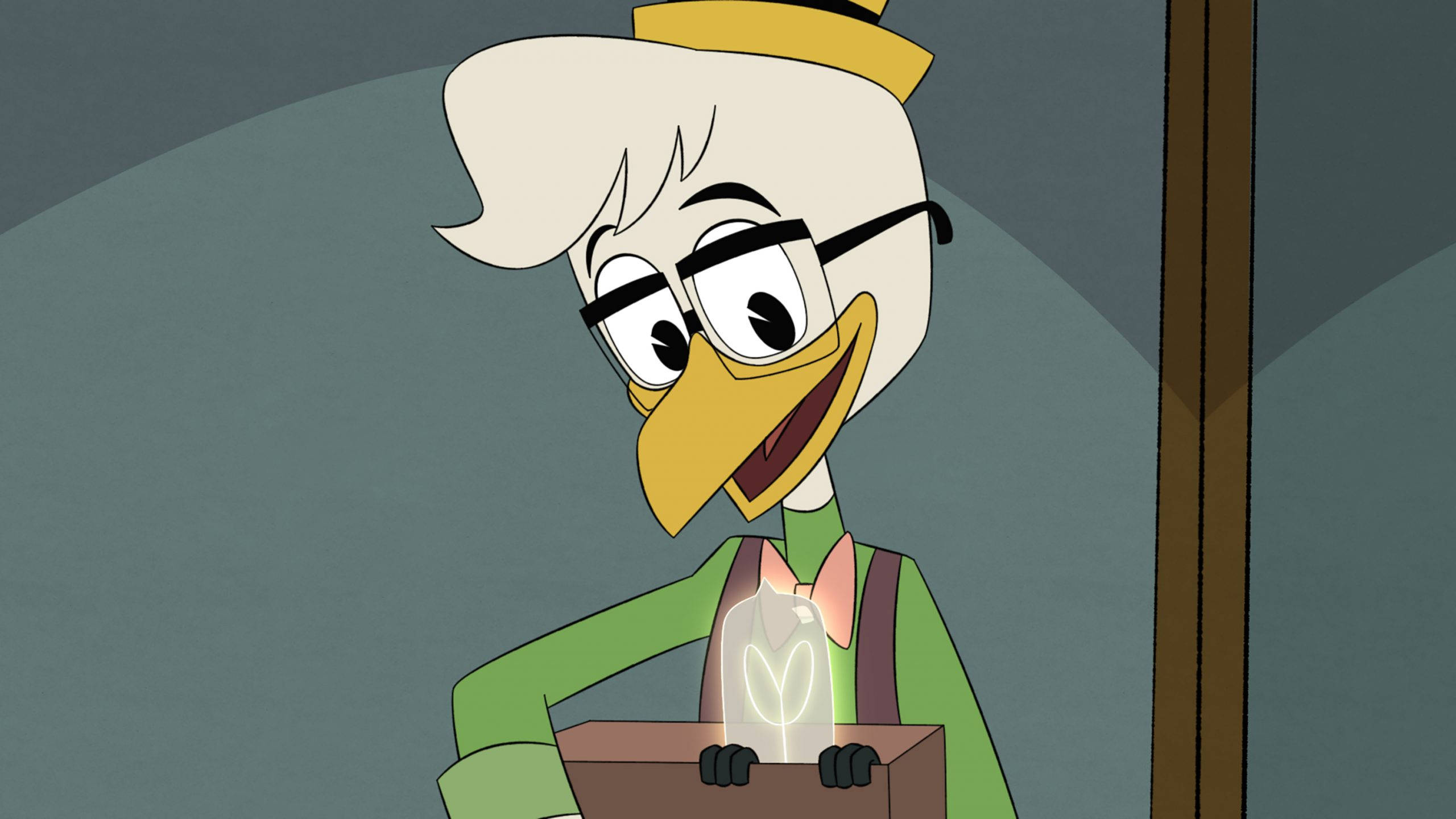 DuckTales Gyro Gearloose 壁紙 — 一隻戴眼鏡和蝴蝶結的開心動畫鴨子，在柔和的灰色背景前，抱著一個盒子裡發光的植物。