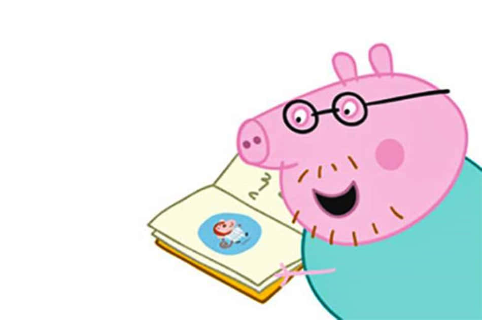 Daddy Pig 桌布 壁紙 — 一隻戴眼鏡的快樂卡通豬微笑著拿著一本打開的書，書上有嬰兒插圖。