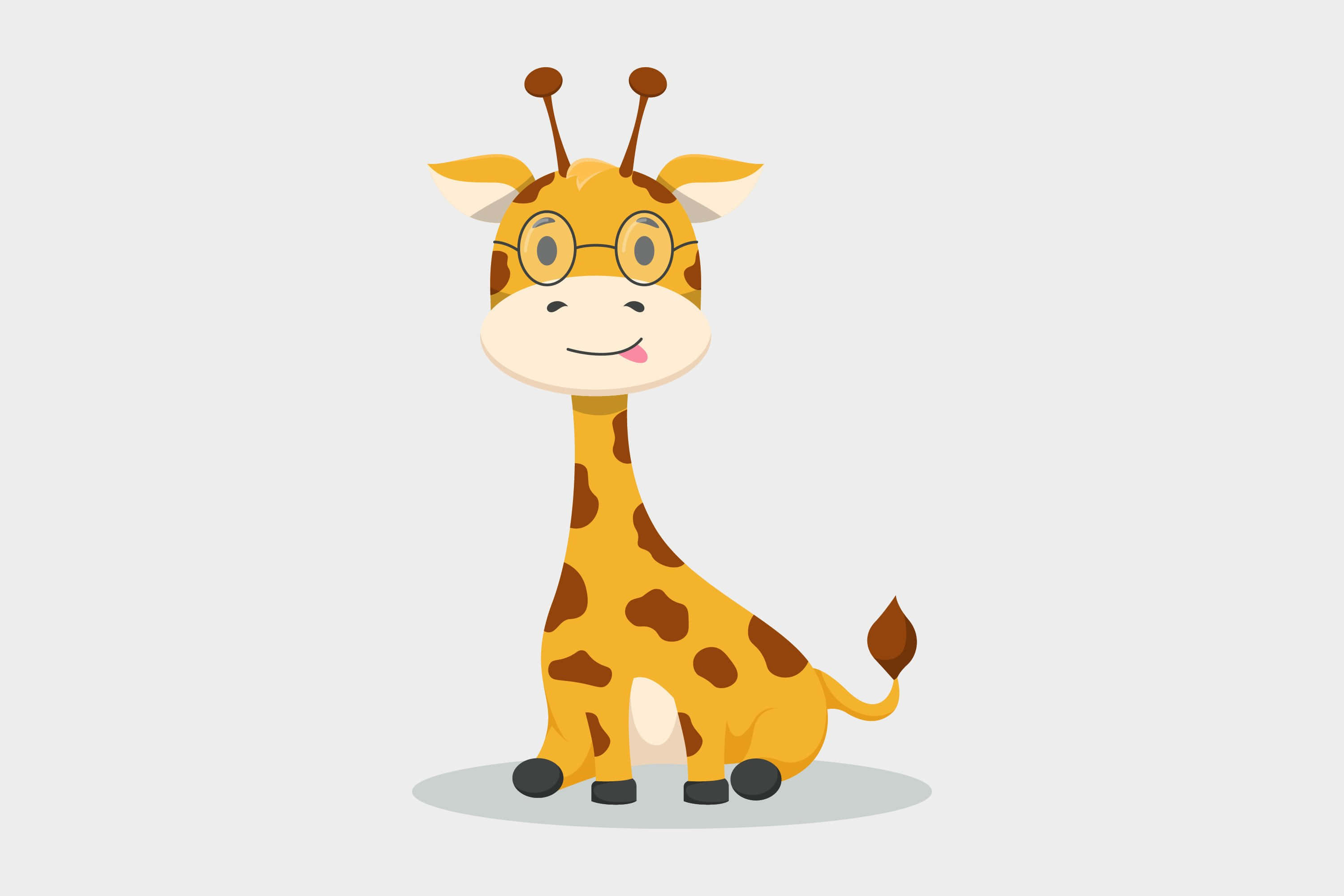 Kawaii Giraffe 桌布 壁紙 — 一隻戴眼鏡的開心卡通長頸鹿坐在簡單的淺灰色背景上微笑。