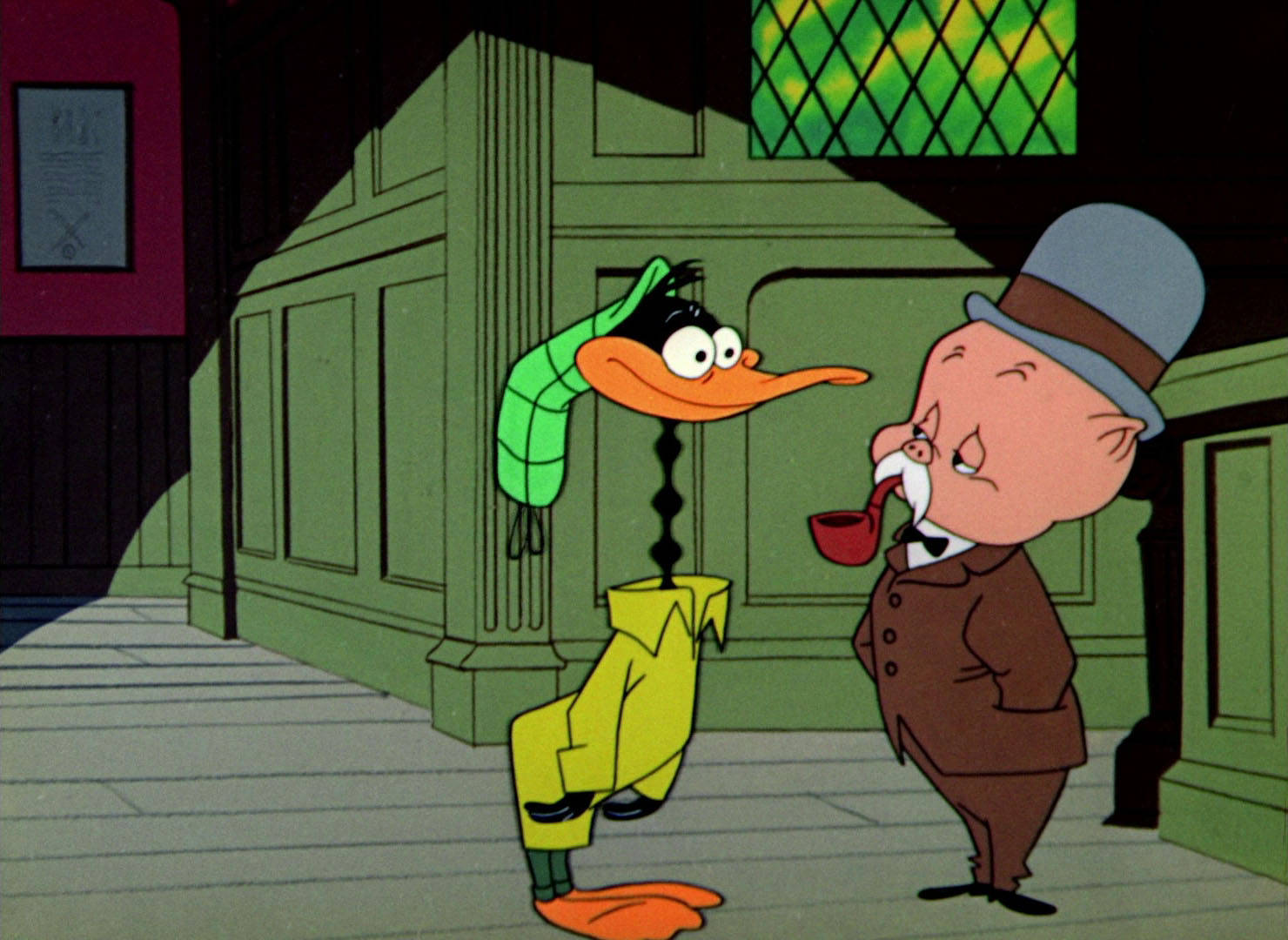 Porky Pig《Deduce, You Say!》1956 壁紙 — 一隻戴綠色圍巾、穿黃色西裝的卡通鴨站在人行道上，與一位戴高帽、抽煙斗的男子交談。