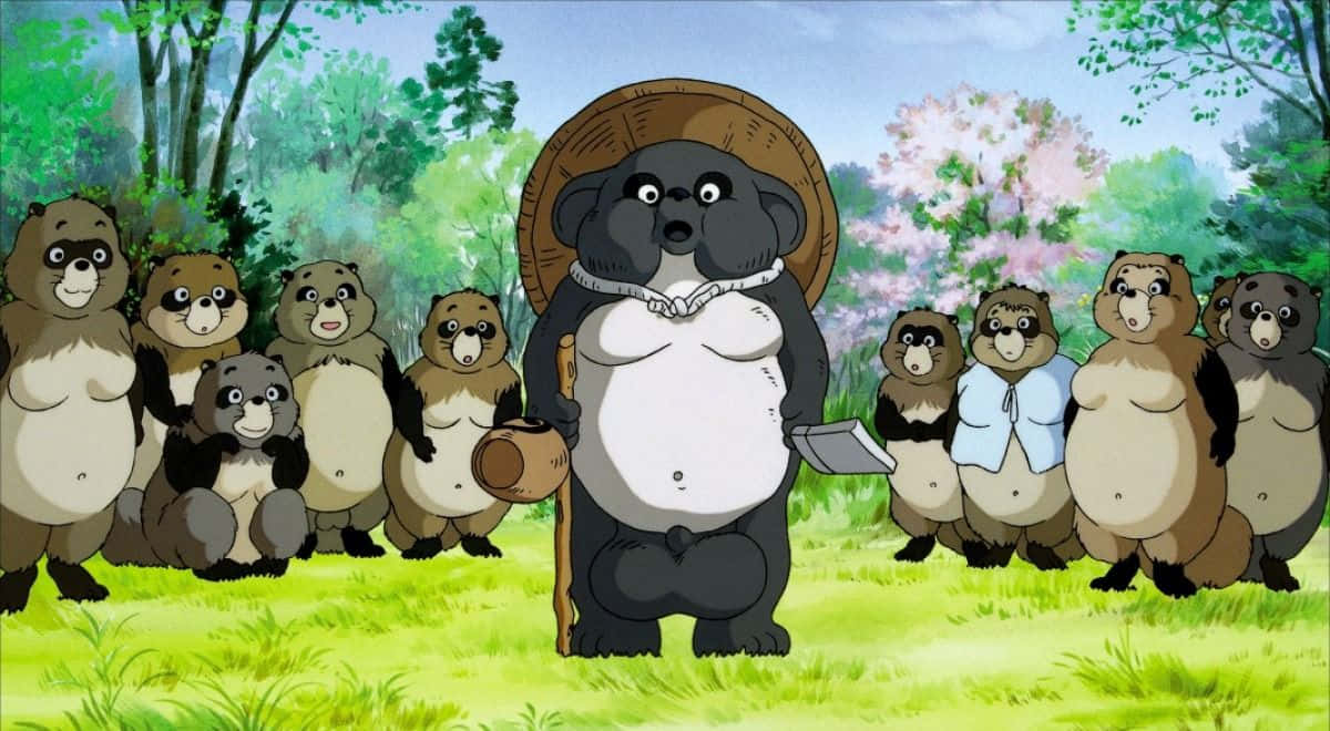 pom poko 桌布 壁紙 — 一隻戴草帽的大熊站在一群小熊面前，身處陽光普照、開滿粉紅花朵的森林空地。