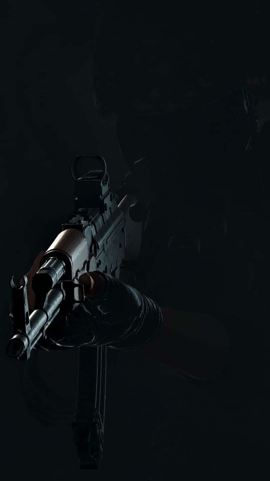 Pubg Guns 桌布 壁紙 — 一隻戴著手套的手在近乎完全黑暗的環境中緊握步槍，只有微弱的光線突顯武器的金屬細節。