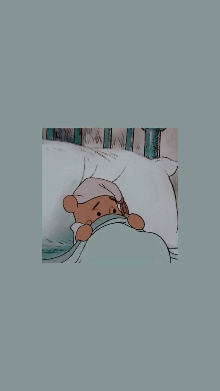 Sleeping 桌布 壁紙 — 一隻戴著白色睡帽的卡通熊從被子下面探出頭來，躺在床上。