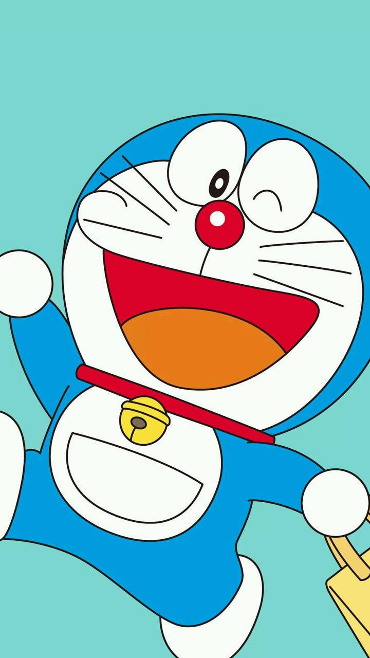 Doraemon 桌布 壁紙 — 一隻戴著紅色鼻子和鈴鐺項圈的開心藍色機械貓，在淺青色背景上燦爛微笑。