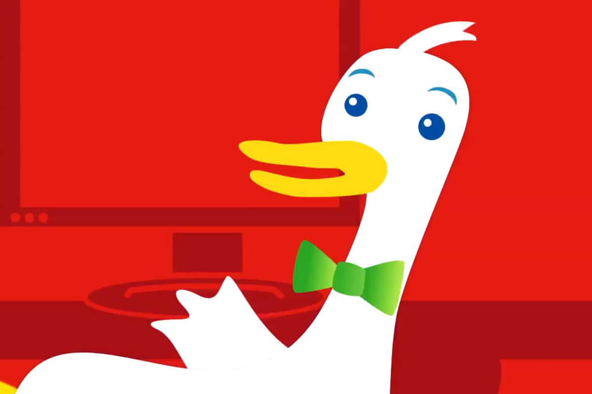 Duckduckgo 桌布 壁紙 — 一隻戴著綠色蝴蝶結的卡通鴨在鮮紅色背景上開心地微笑。