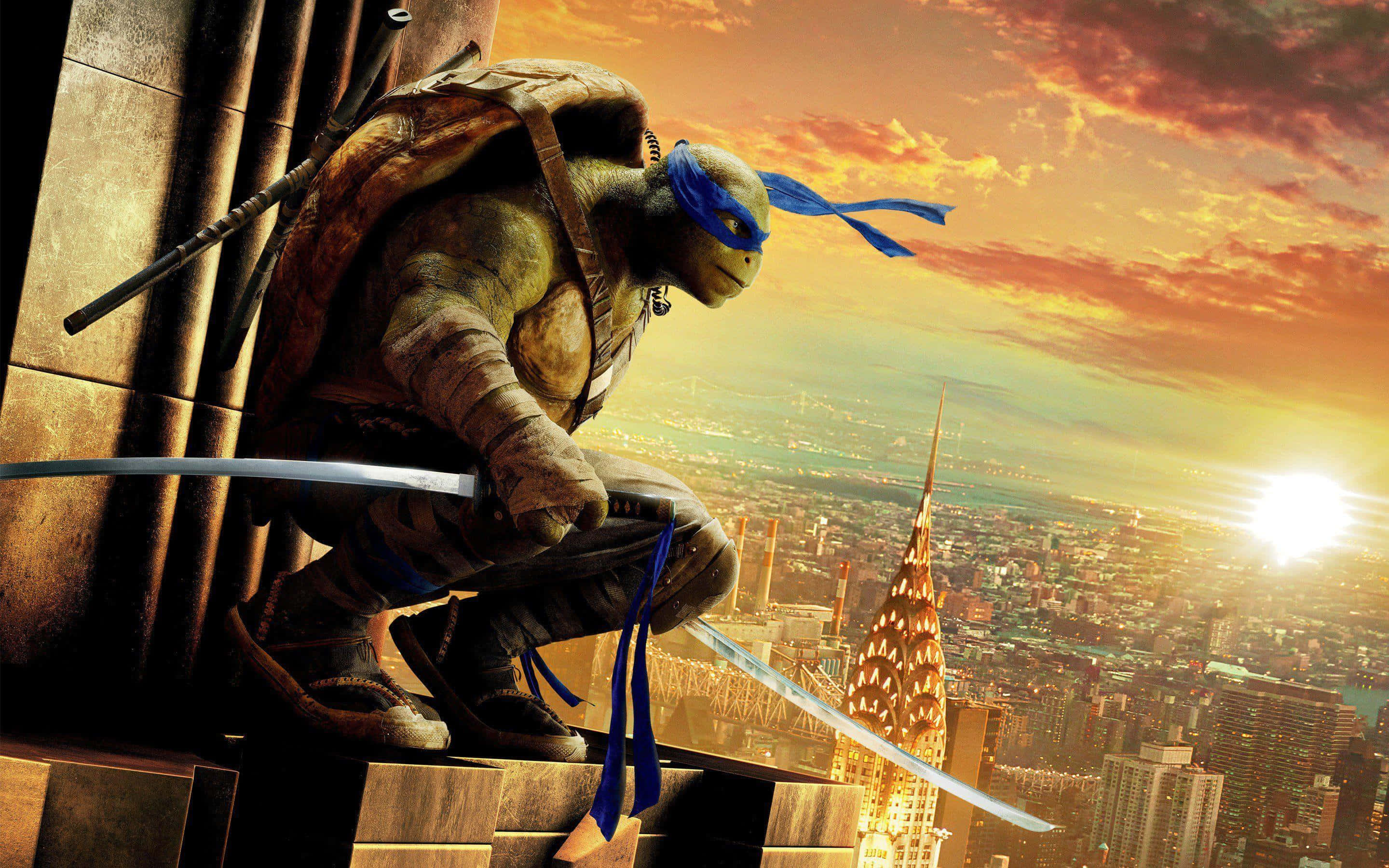 Ninja Turtle 桌布 壁紙 — 一隻戴著藍色面罩的忍者龜蹲在摩天大廈的邊緣，俯瞰著夕陽下陽光普照的城市景觀。