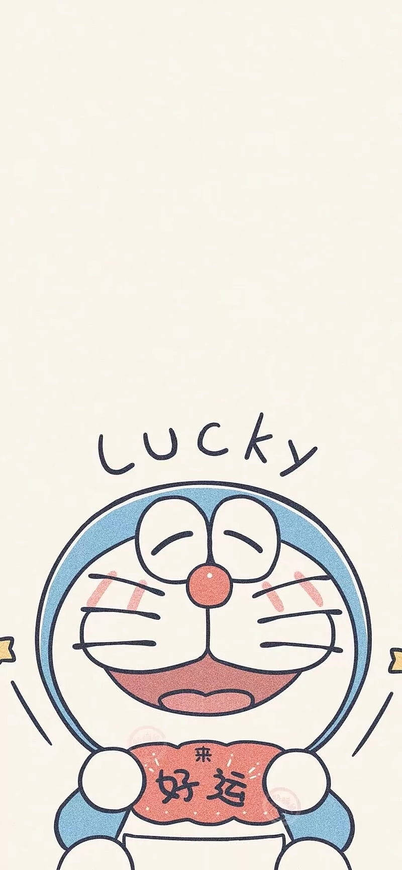 Doraemon 桌布 壁紙 — 一隻戴著藍色頭盔和紅色鼻子的快樂卡通貓，在米色背景上微笑著舉著一面帶有中文字的紅色橫幅。