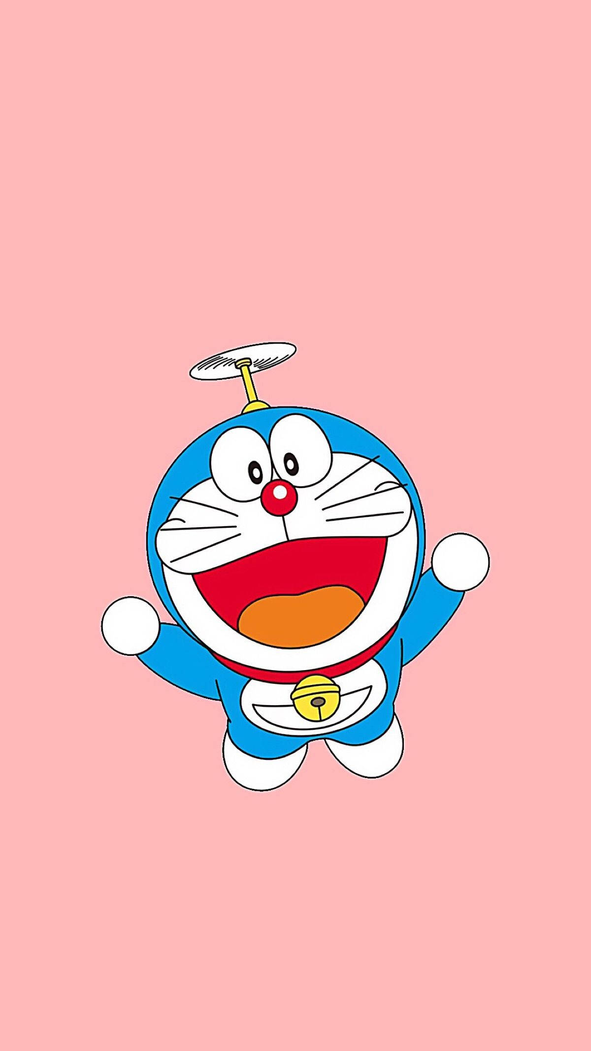 Doraemon 桌布 壁紙 — 一隻戴著螺旋槳帽和鈴鐺的開心藍色機械貓，在柔和的粉紅色背景上燦爛地微笑。