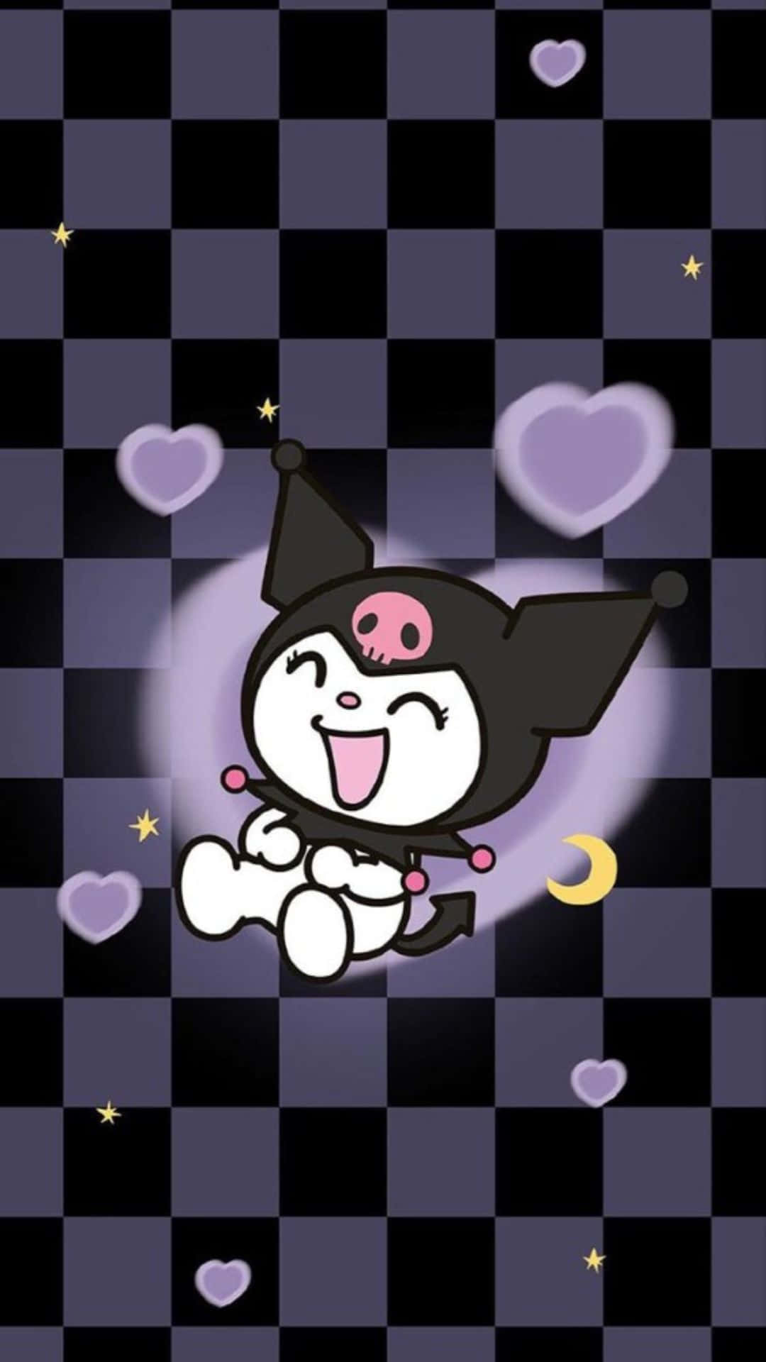 Kuromi Pattern 桌布 壁紙 — 一隻戴著骷髏帽的快樂卡通貓咪，在深色格仔背景上漂浮於紫色心形和星星之間。