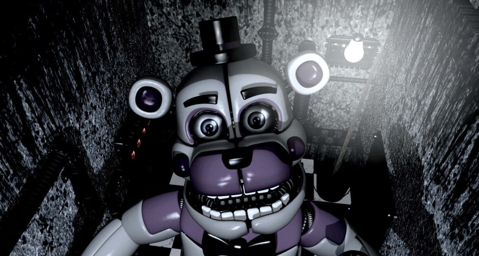 Funtime Freddy 桌布 壁紙 — 一隻戴著高帽和領結的威脅性電子熊，在黑暗潮濕的工業走廊中，用發光的眼睛凝視著。