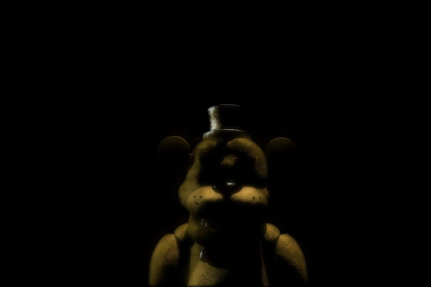 Golden Freddy 桌布 壁紙 — 一隻戴著高帽的恐怖機械熊在漆黑中發出微弱的光芒。