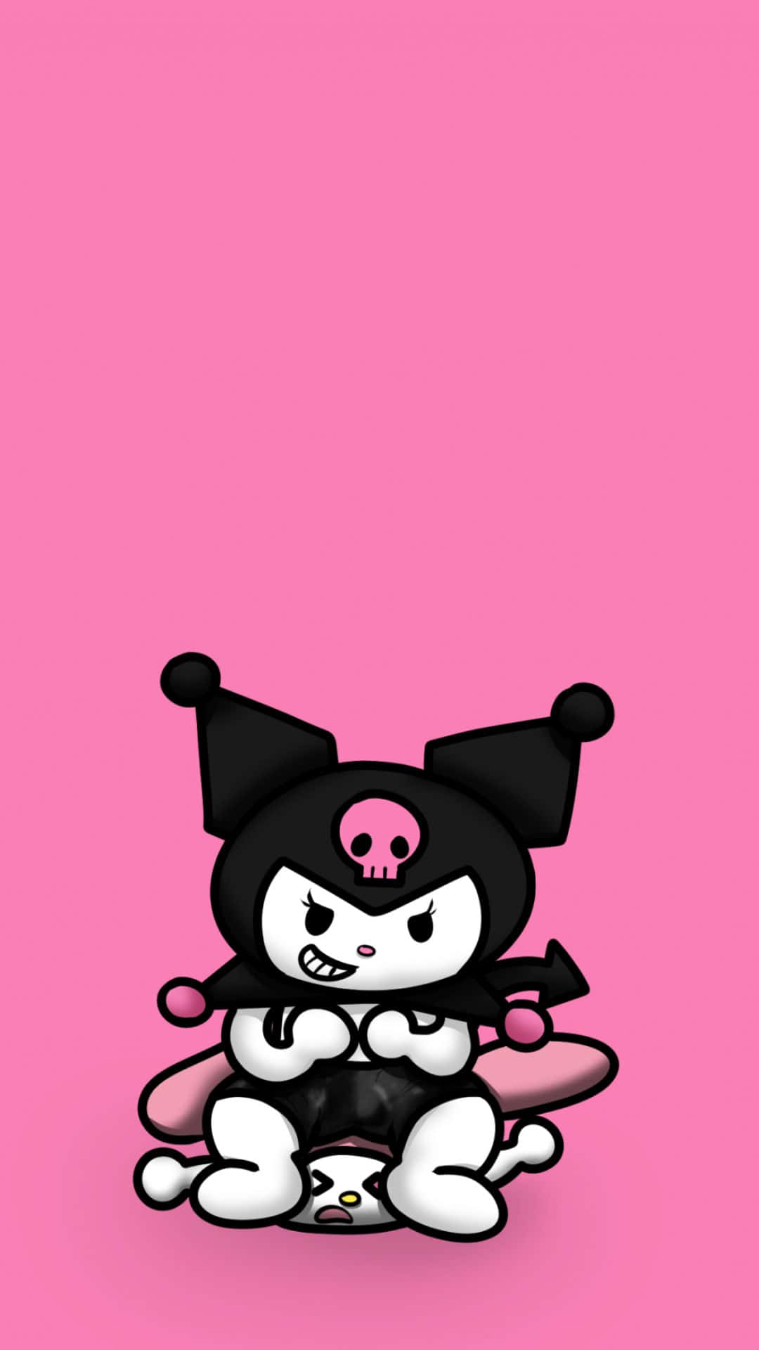 Kuromi Kawaii 桌布 壁紙 — 一隻戴著黑色小丑帽和粉紅色頭骨的卡通貓，坐在一隻較小的貓上面，背景是純粉紅色。