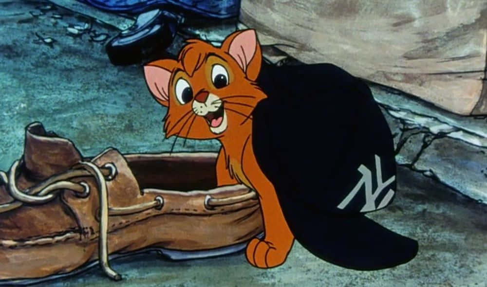 oliver and company 桌布 壁紙 — 一隻戴著黑色棒球帽的橙色卡通貓咪，在粗糙的城市人行道上，從一隻棕色船鞋旁邊好奇地探頭張望。
