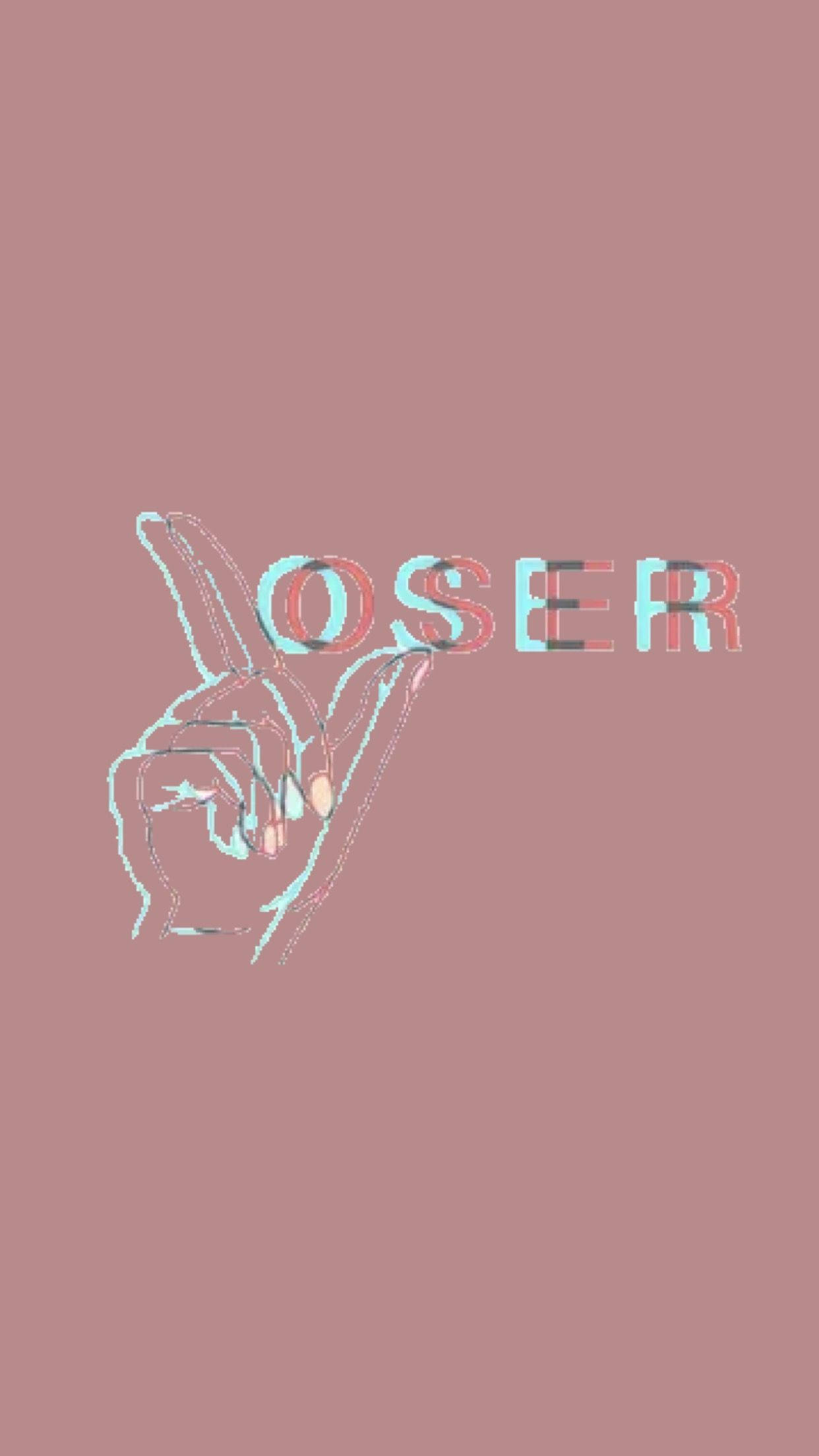 iPhone Baddie Loser 壁紙 — 一隻手做出粗魯手勢，旁邊有「失敗者」一詞以故障效果呈現，背景為塵土玫瑰色。