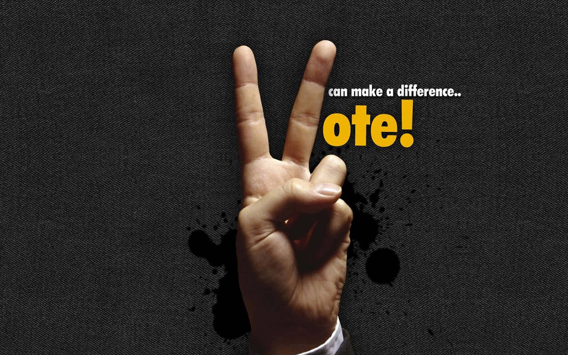 Election 桌布 壁紙 — 一隻手在深色紋理背景上做出和平手勢，並帶有粗體黃色文字「vote!」和黑色墨水飛濺。
