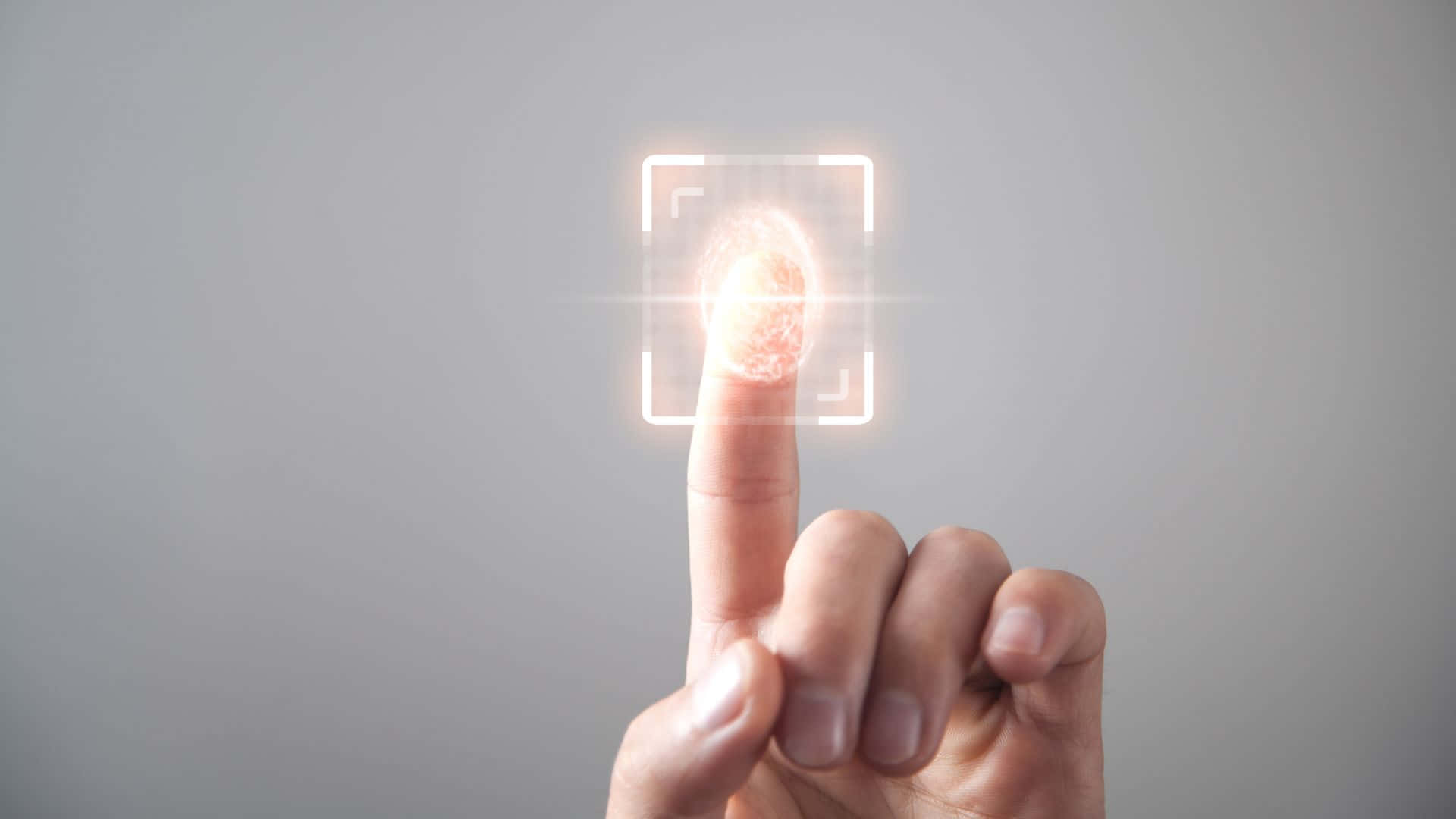 Fingerprint 桌布 壁紙 — 一隻手在純灰色背景上按下一個帶有明亮光暈的發光指紋掃描器。
