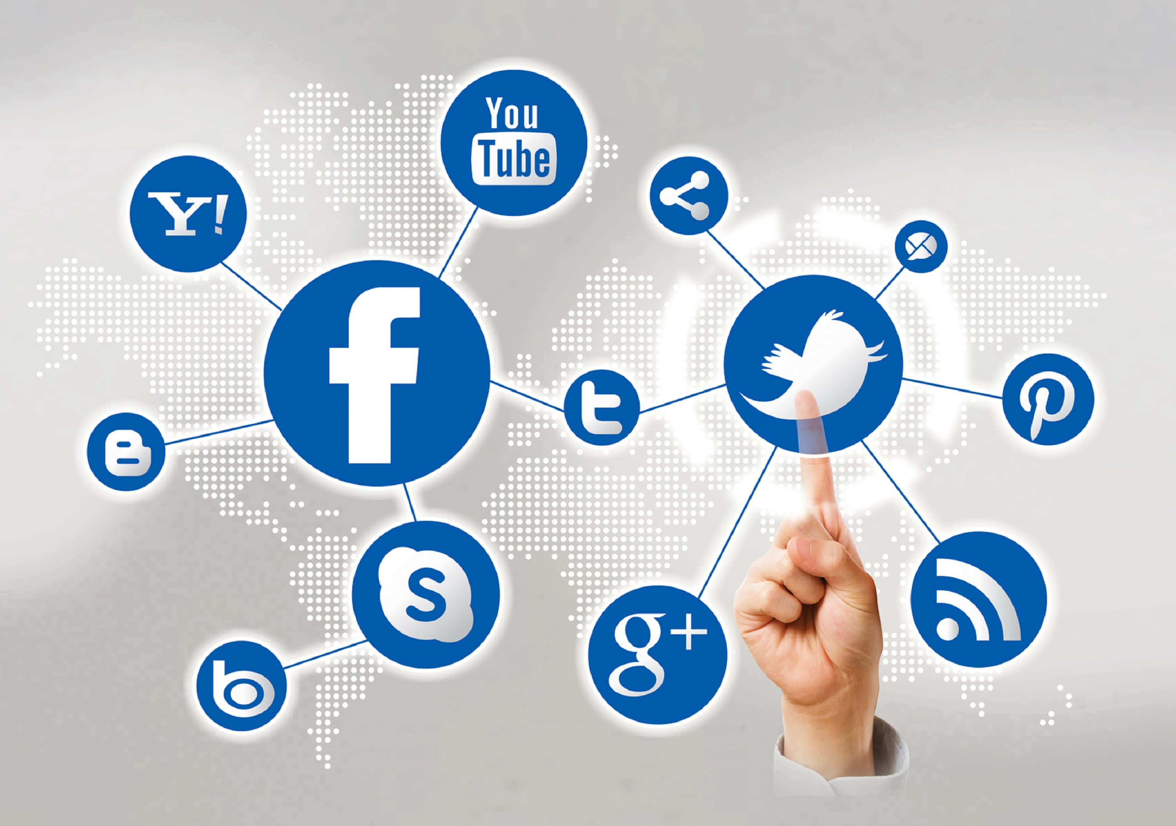 4K Social Media 桌布 壁紙 — 一隻手在點狀世界地圖上漂浮的相互連接社交媒體標誌中點擊一個發光的Twitter圖標。