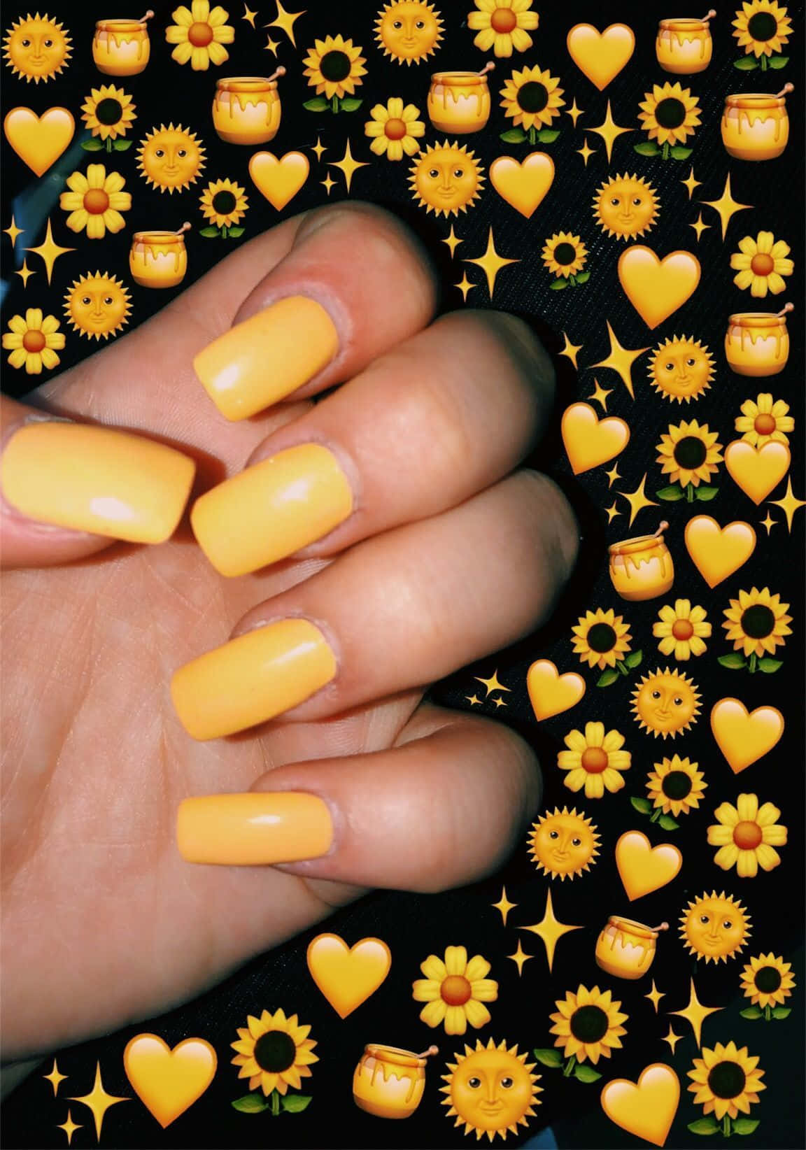 Cute Nails 桌布 壁紙 — 一隻手塗有亮黃色指甲油，背景為黑色，佈滿向日葵心形和蜂蜜罐表情符號。
