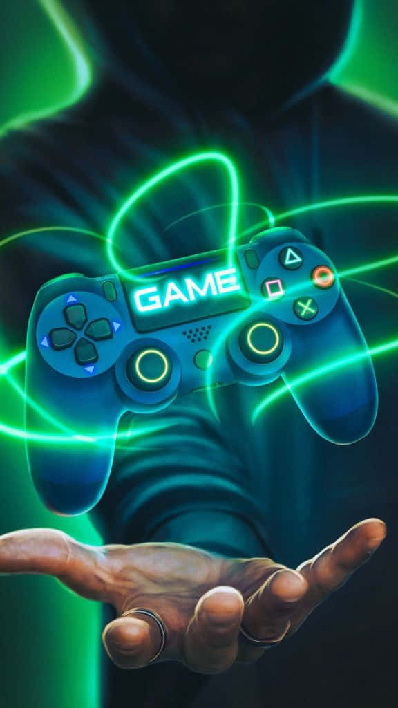 Gamer 桌布 壁紙 — 一隻手從黑暗中伸出，握著一個發光的藍色遊戲控制器，周圍環繞著霓虹綠色的能量線。