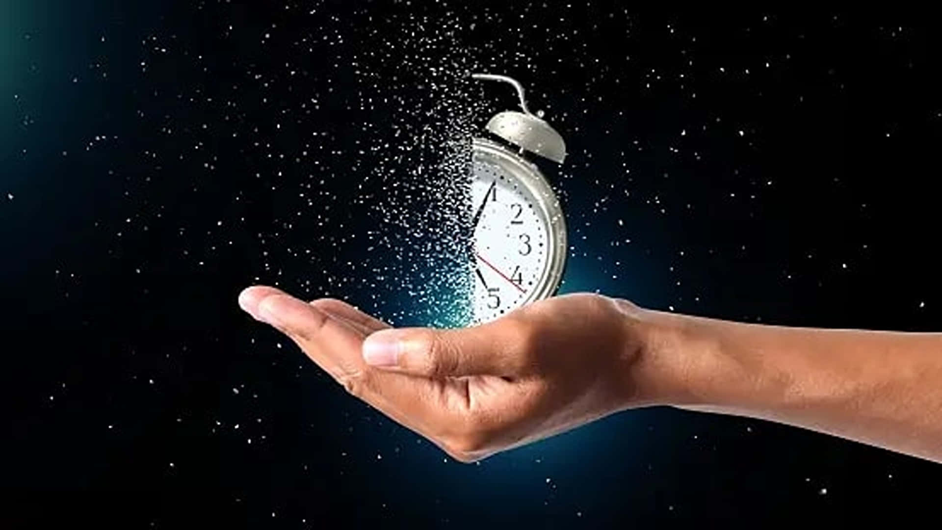 Eternal Life 桌布 壁紙 — 一隻手托著一個正在解體的復古鬧鐘，粒子在黑暗的宇宙背景下爆炸成星空虛空。