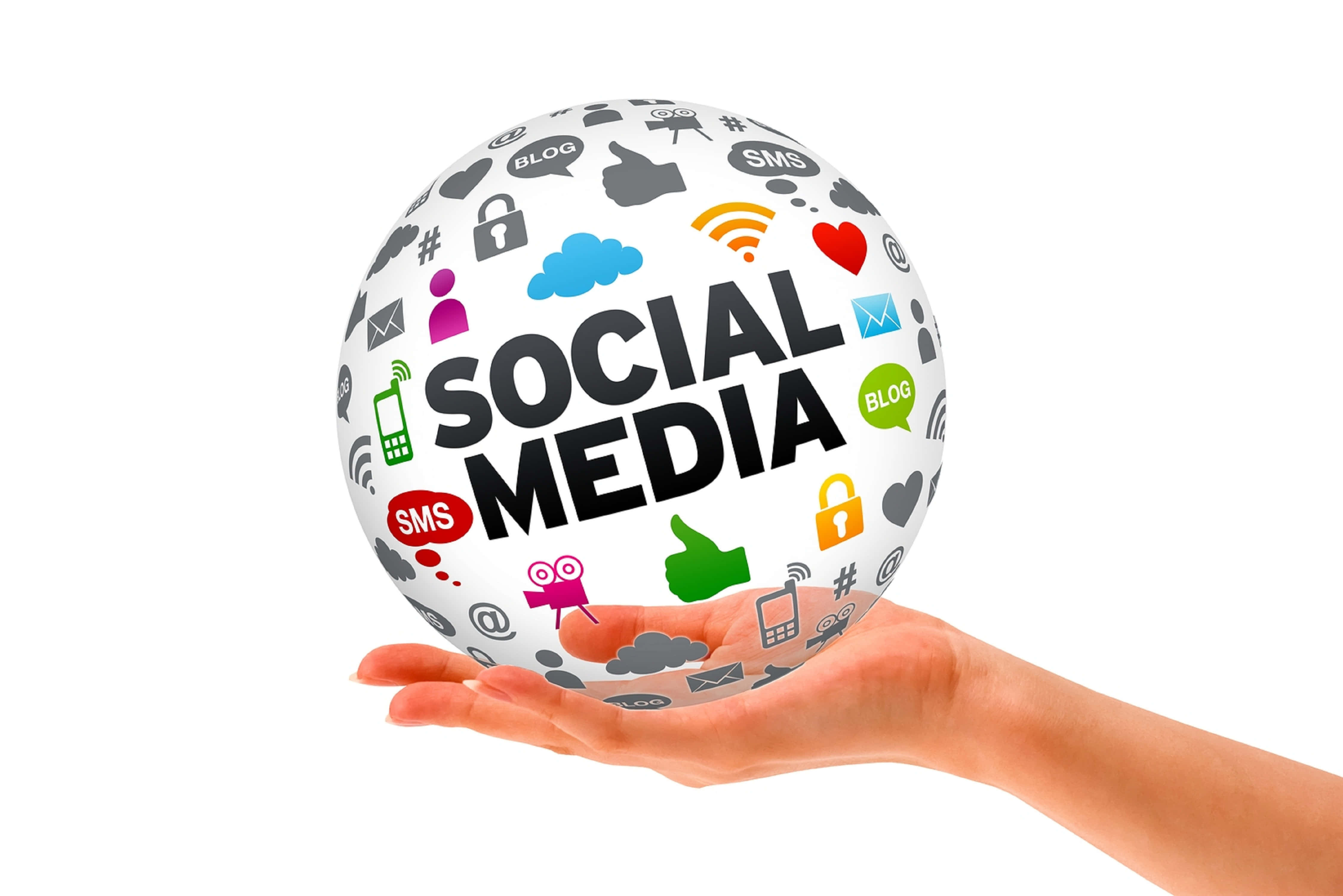 4K Social Media 桌布 壁紙 — 一隻手拿著一個地球儀，上面覆蓋著色彩繽紛的社交媒體圖標和粗體文字，背景為白色。