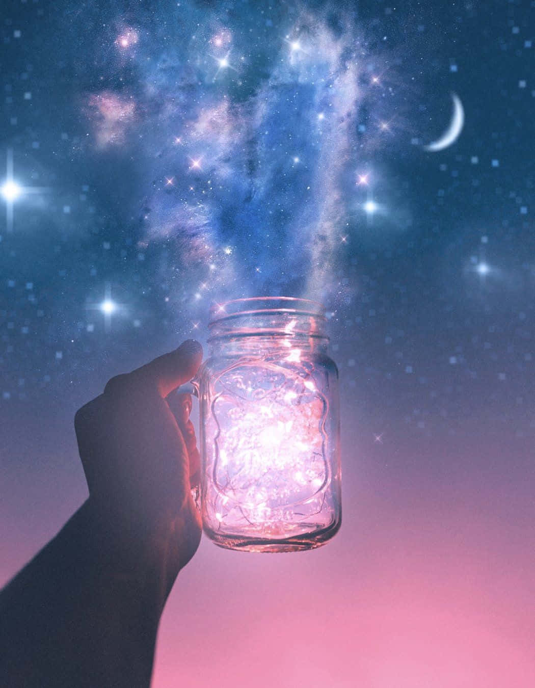dreamy 桌布 壁紙 — 一隻手拿著一個發光的罐子，釋放出旋轉的宇宙星雲和星星，背景是帶有新月嘅暮色天空。