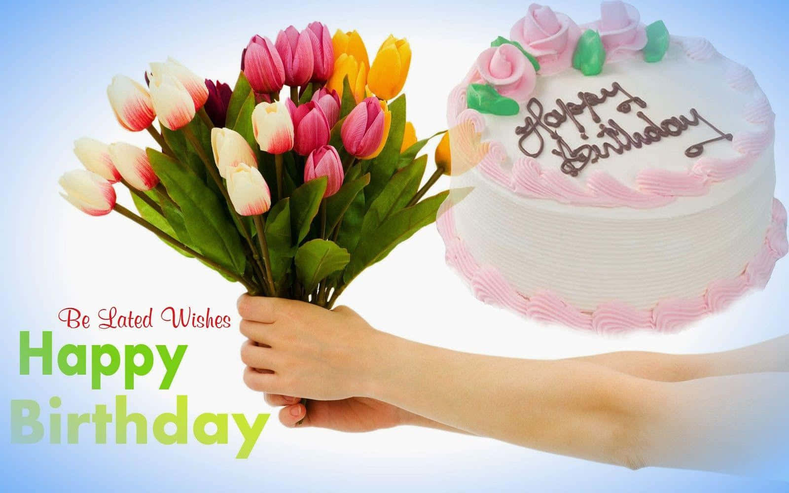 Birthday Wishes 桌布 壁紙 — 一隻手拿著一束色彩鮮豔的粉紅、黃色和白色鬱金香，旁邊是一個帶有粉紅糖霜和朱古力字樣的白色生日蛋糕。