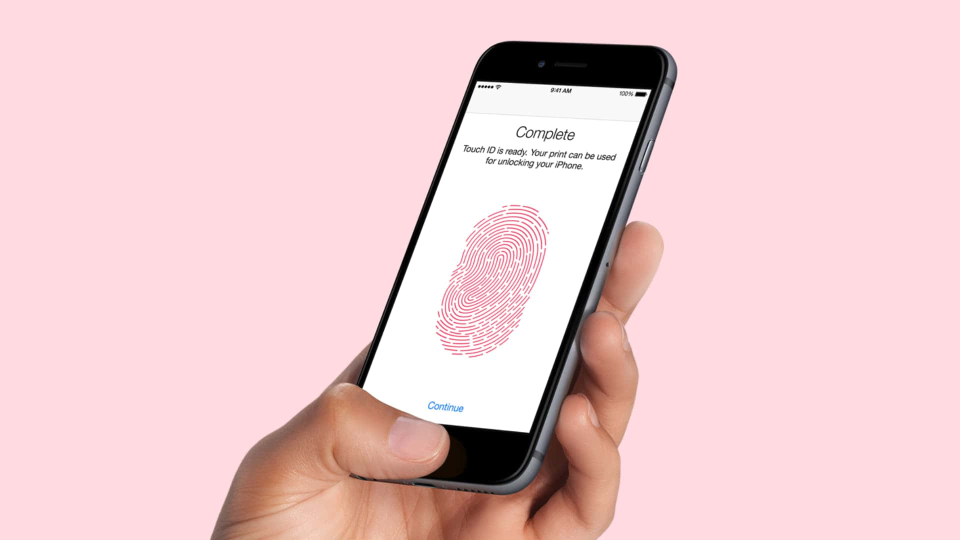 手拿iPhone顯示已完成的Touch ID設定，帶有粉紅色指紋圖案。 — 唔好掂我部iPad 壁紙