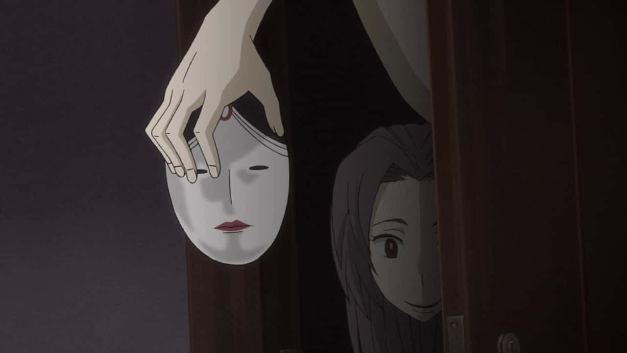 Yokai 桌布 壁紙 — 一隻手拿著白色面具，而一個女孩在昏暗的房間裡從深色木門後窺視。