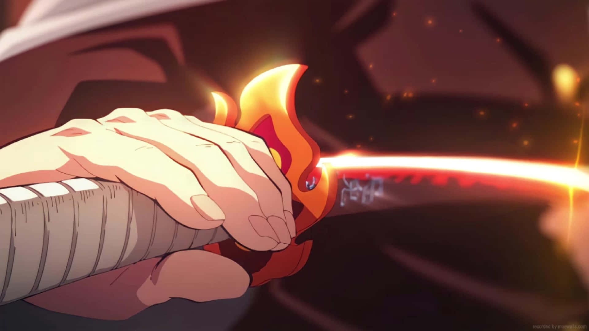 Rengoku Sword 桌布 壁紙 — 一隻手握住發光的橙色劍柄，劍刃散發出熾熱的能量，背景為深色。
