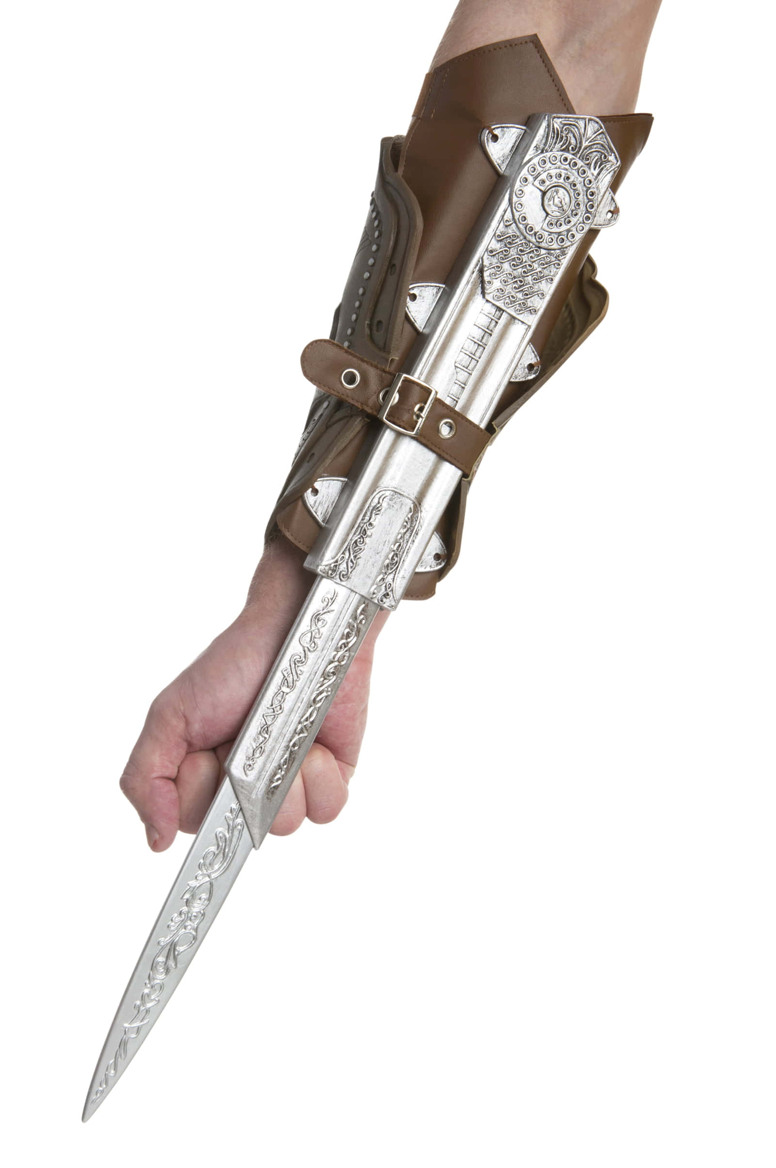 Assassin's Creed Hidden Blades 桌布 壁紙 — 一隻手握著一把裝飾華麗的銀色匕首，上面有精細的雕刻，收在棕色皮革護腕中，背景是純白色。