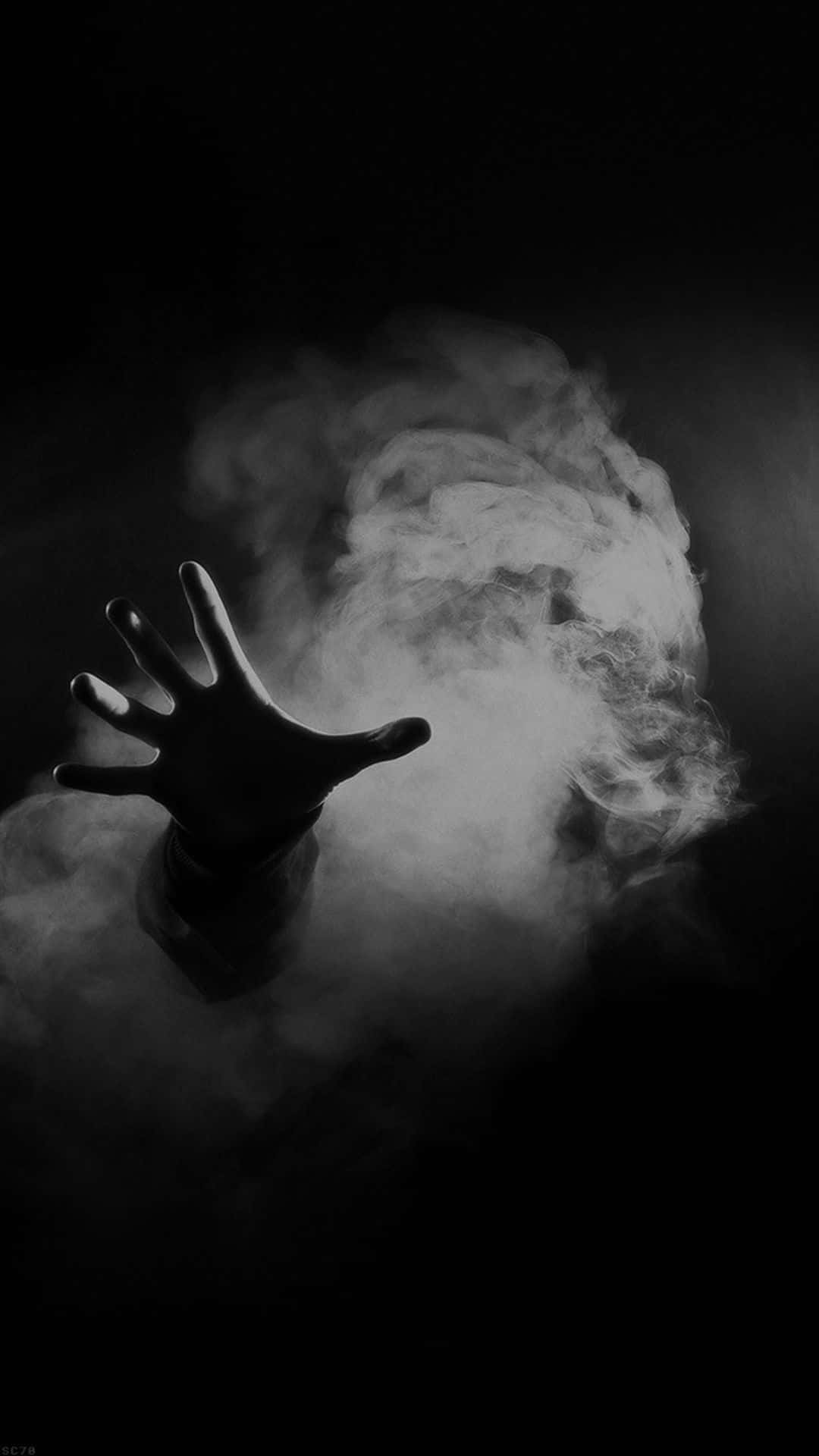 Dark Hand 桌布 壁紙 — 一隻手穿過旋轉煙霧伸向黑暗虛空的鮮明黑白剪影。