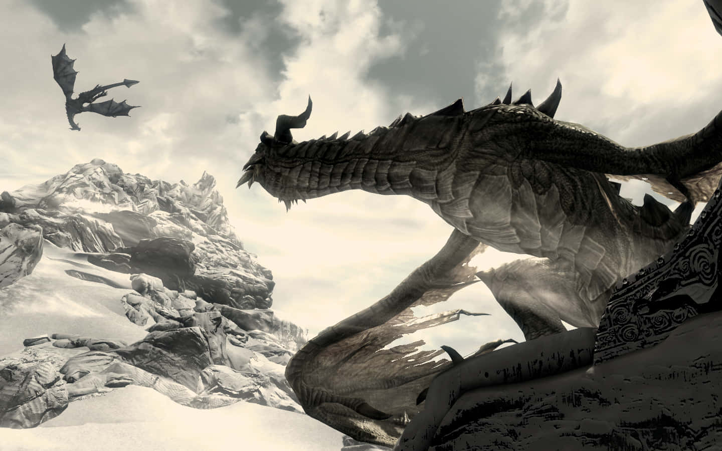 Skyrim Paarthurnax 桌布 壁紙 — 一隻擁有尖刺鱗片和角的巨龍在白雪覆蓋的山頂上休息，而另一隻則在陰雲密佈的天空中翱翔。