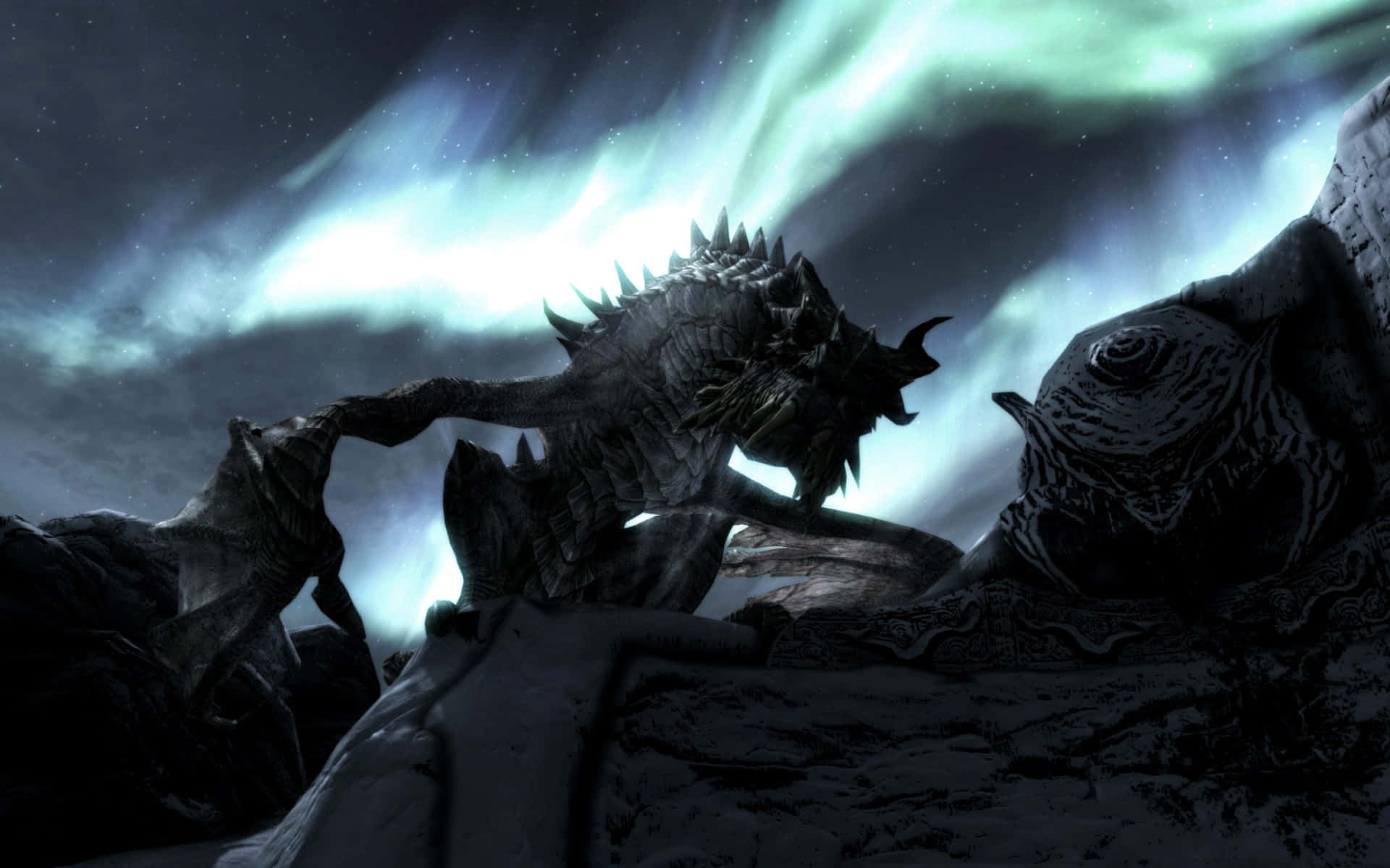 Skyrim Paarthurnax 桌布 壁紙 — 一隻擁有尖刺鱗片的恐怖巨龍棲息在積雪覆蓋的懸崖上，下方是充滿活力的綠色北極光。