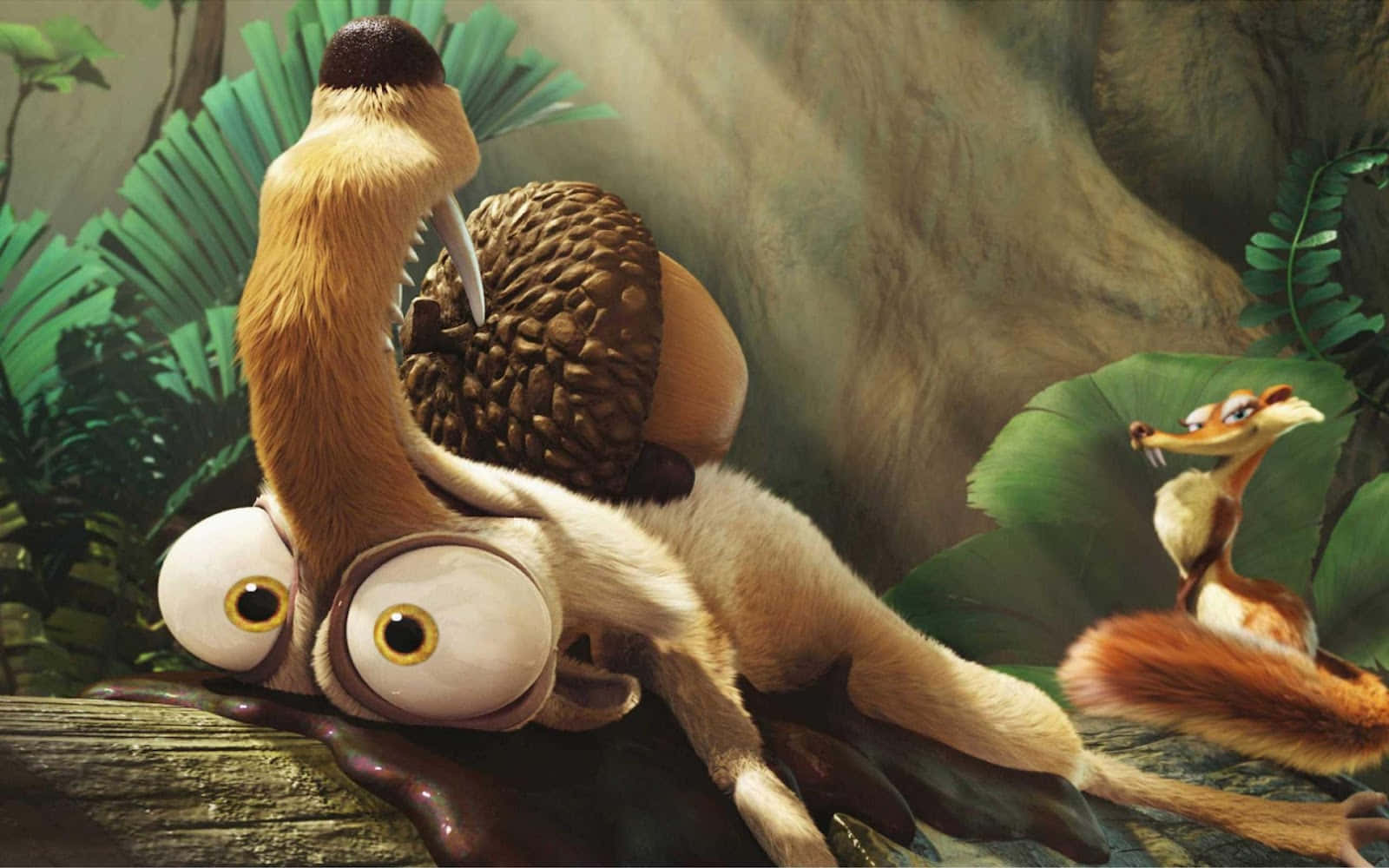3d Animal 桌布 壁紙 — 一隻擁有巨大眼睛、背上有松果的樹懶正躺在木頭上休息，而一隻像狐狸的生物正從葉子後面觀望。