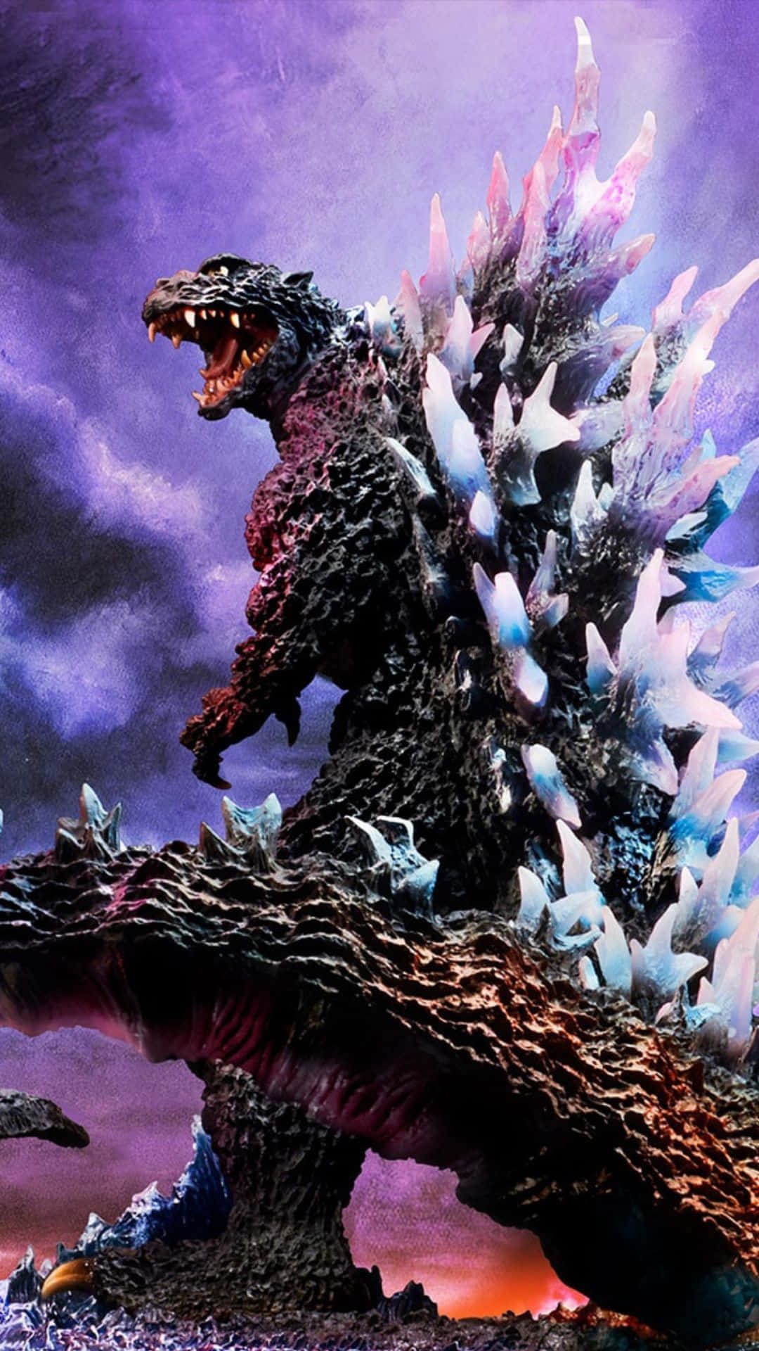 Godzilla 2000 桌布 壁紙 — 一隻擁有水晶脊背的巨型哥斯拉，在風暴紫色天空下，於熾熱景觀之上咆哮。